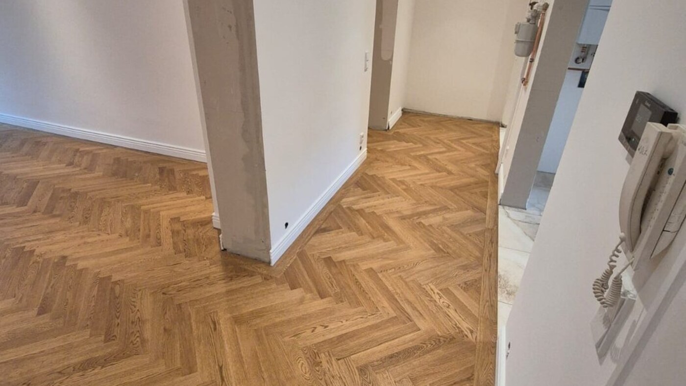 Eichen-Parkett im warmen Streiflicht der Vormittagssonne
