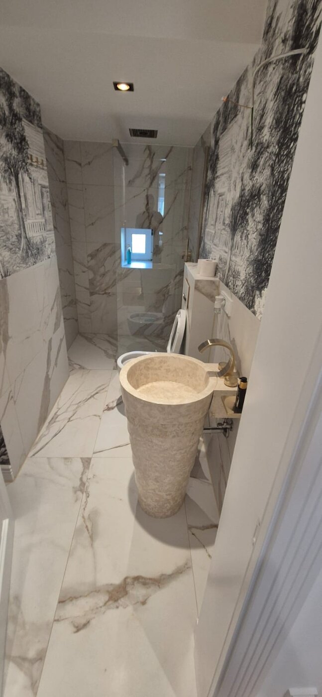 Marmorbad mit Stein-Waschtisch und Walk-in-Dusche